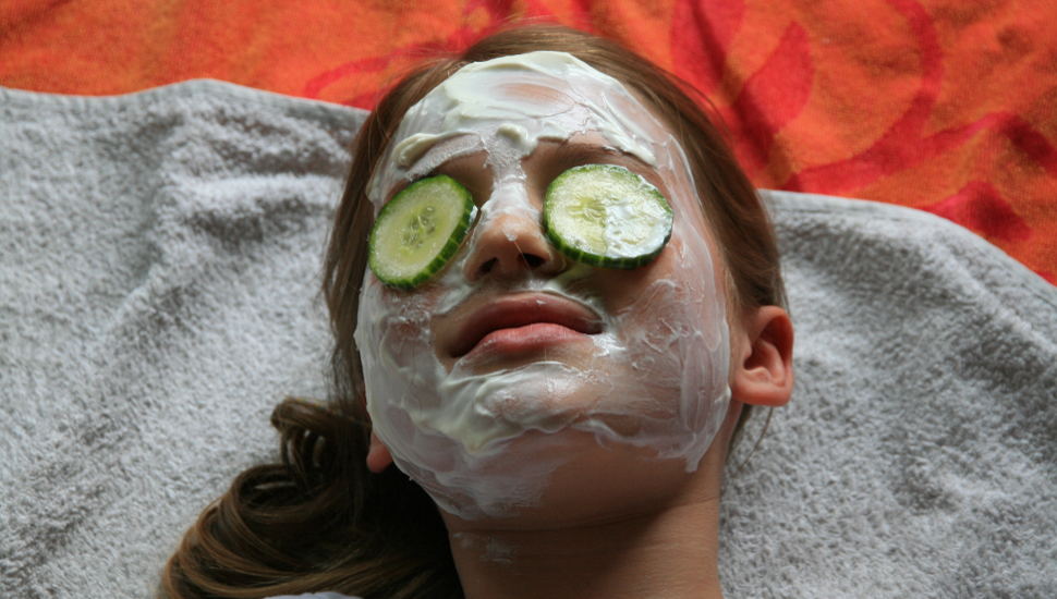 Gesichtsmaske mit Gurkenscheiben