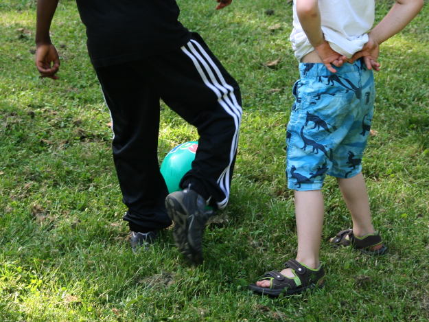 Kinder spielen Fußball