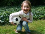 Kinder spielen Fußball