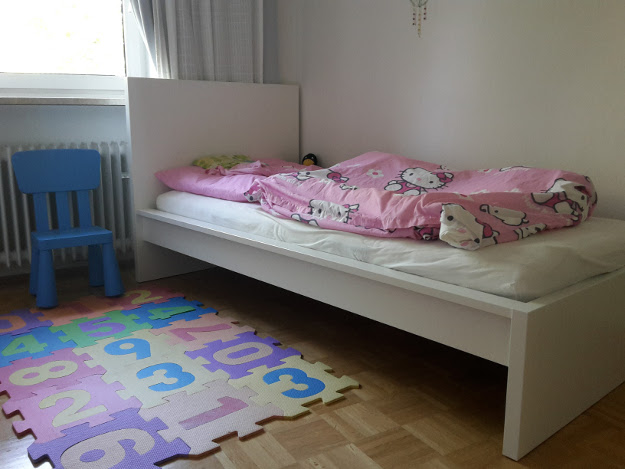 Kinder sitzen im Kinderzimmer