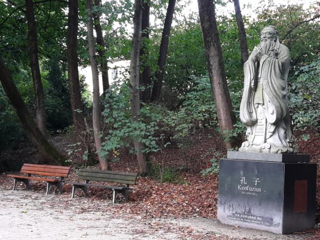 München Dichtergarten mit Konfuzius Statue