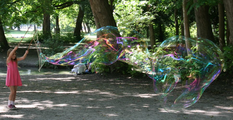 Riesenseifenblasen im Englischen Garten
