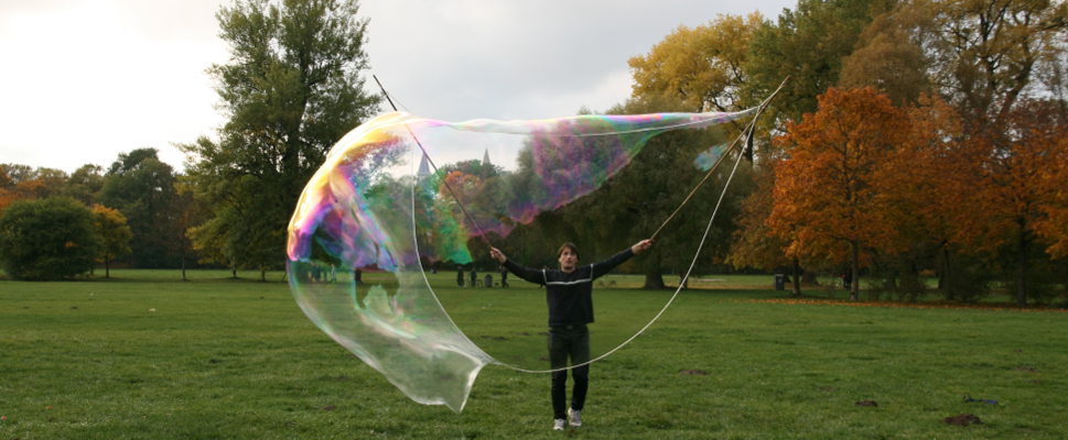 Riesenseifenblasen im Park