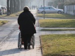Spaziergang mit Rollstuhl