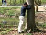 an den Baum lehnen