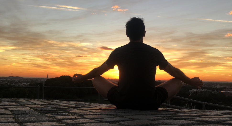 Yoga bei Sonnenaufgang im Olympiapark