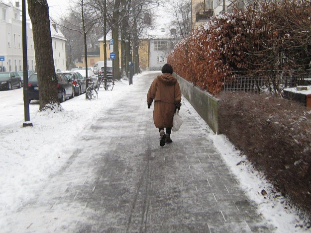 Vorsicht Sturzgefahr bei glatten Straßen